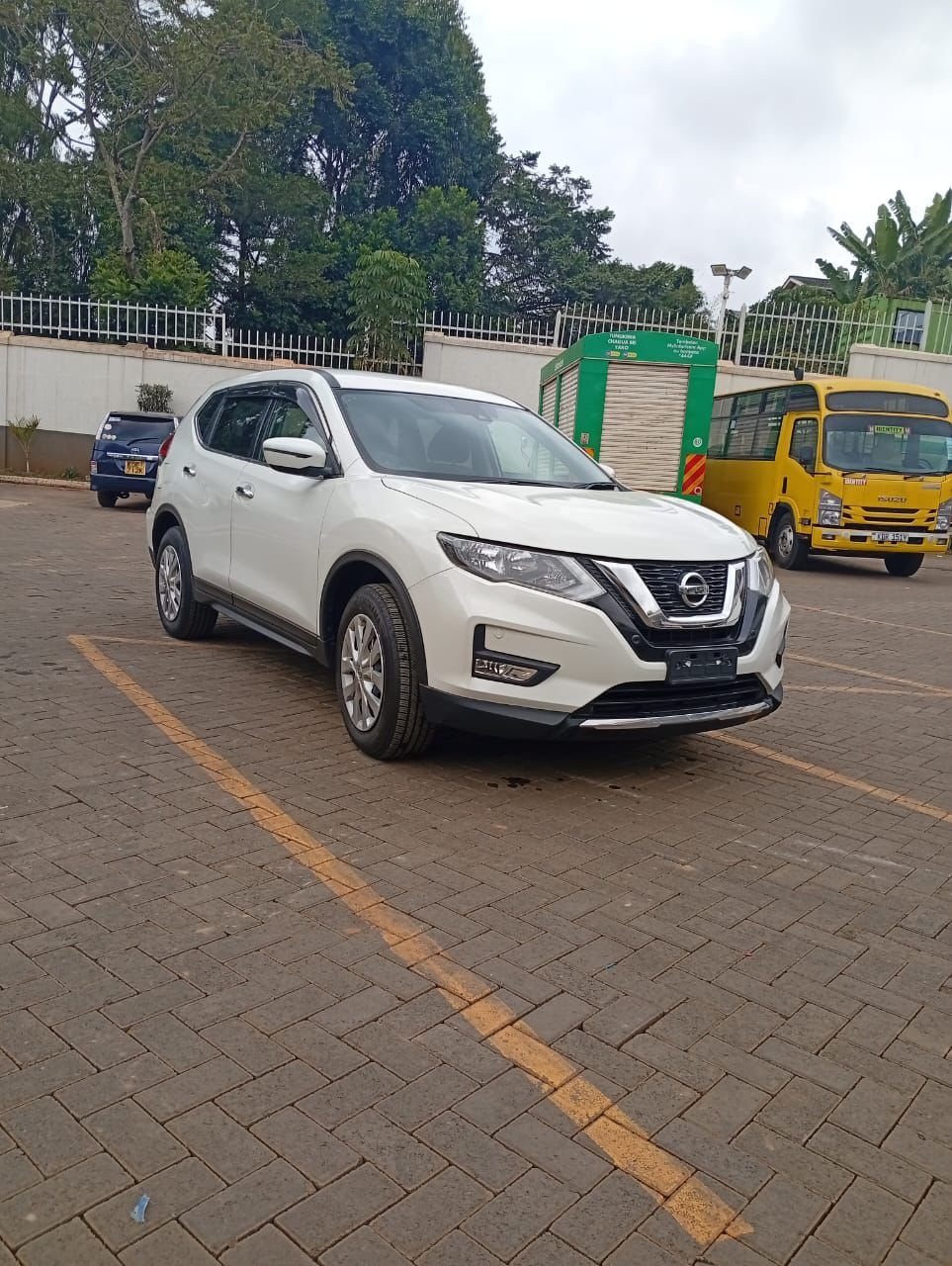 Vehicle photo thumbnail 3