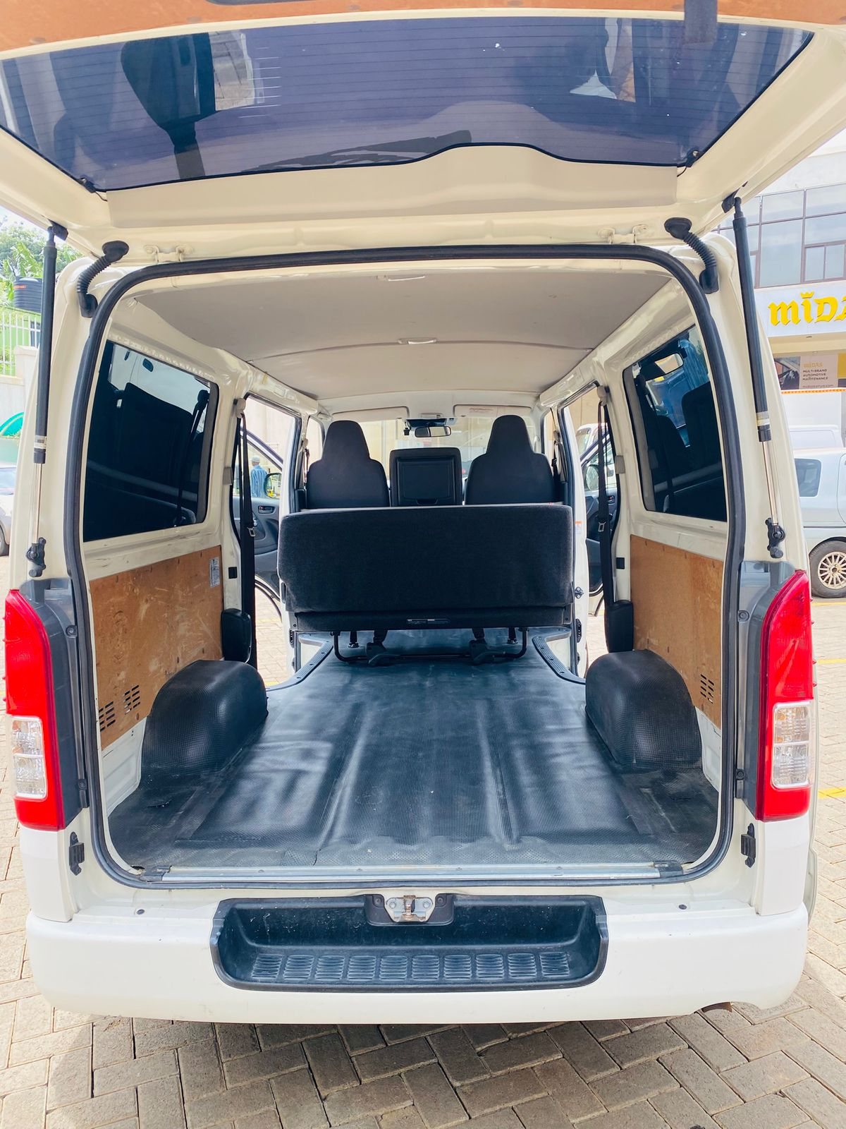 Vehicle photo thumbnail 4