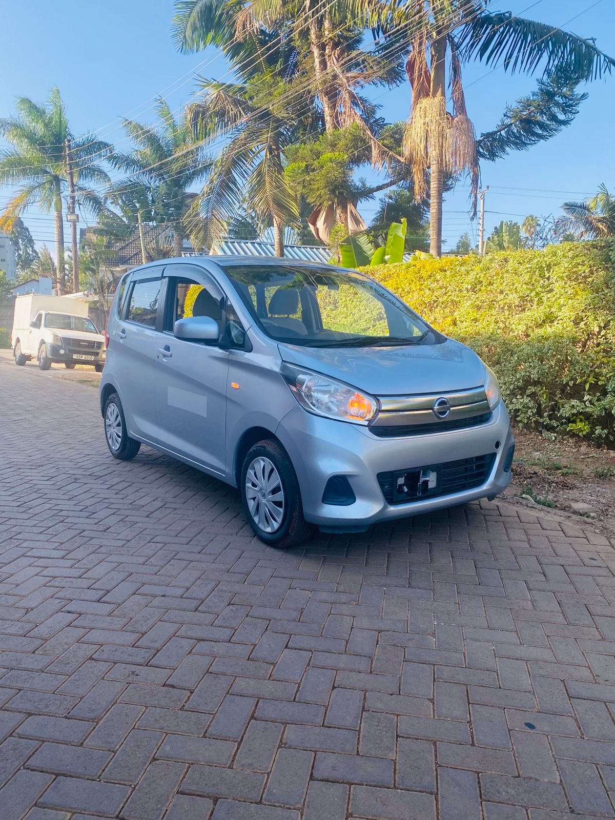 Vehicle photo thumbnail 3