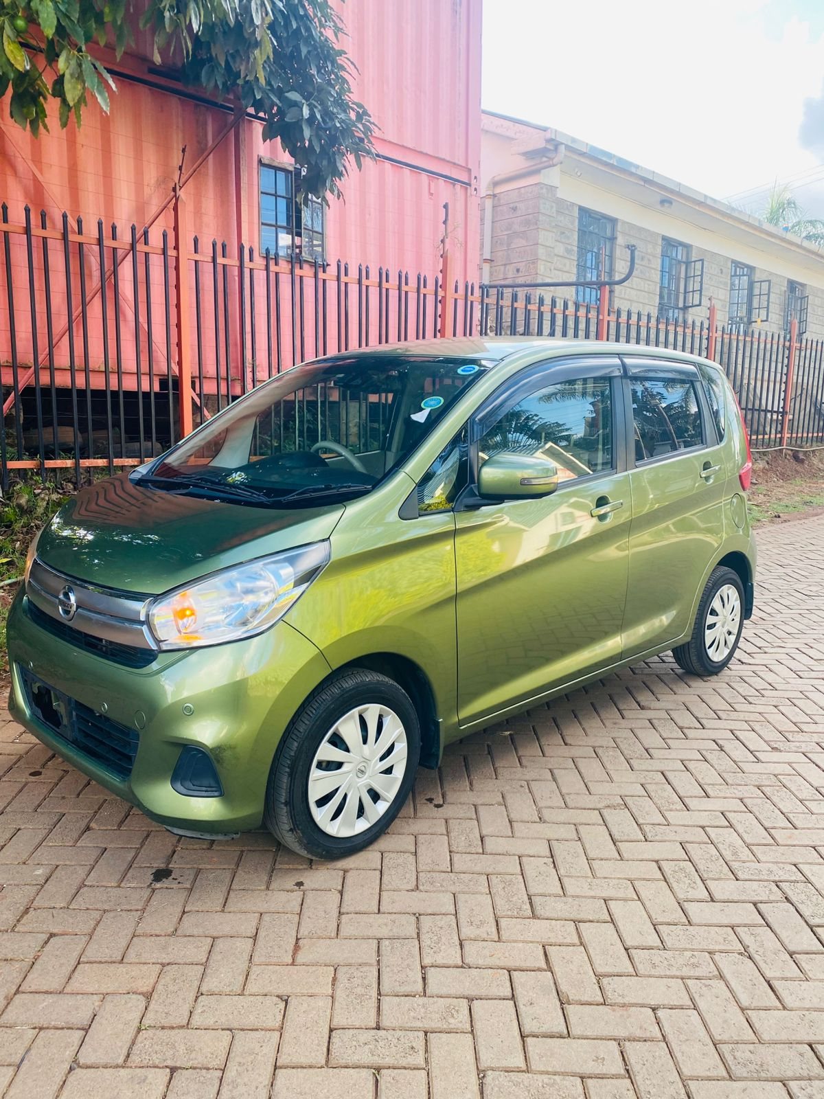 Vehicle photo thumbnail 4