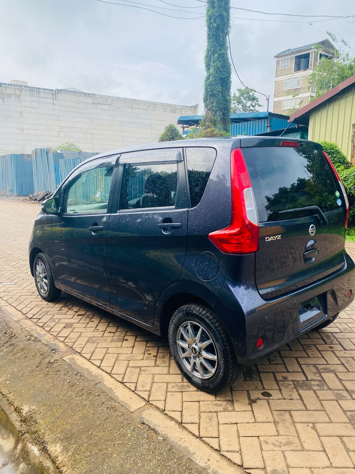 Vehicle photo thumbnail 3