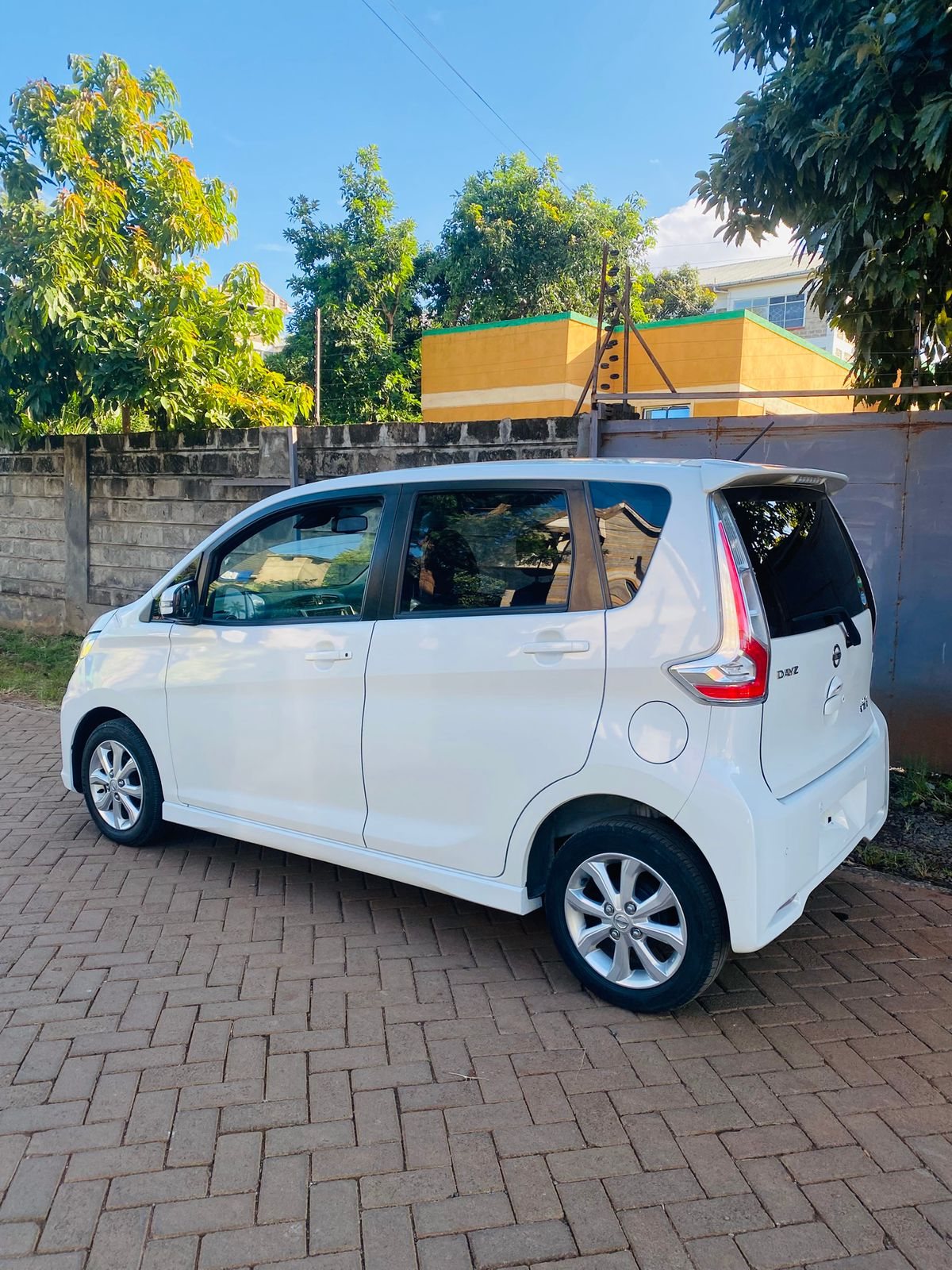 Vehicle photo thumbnail 3