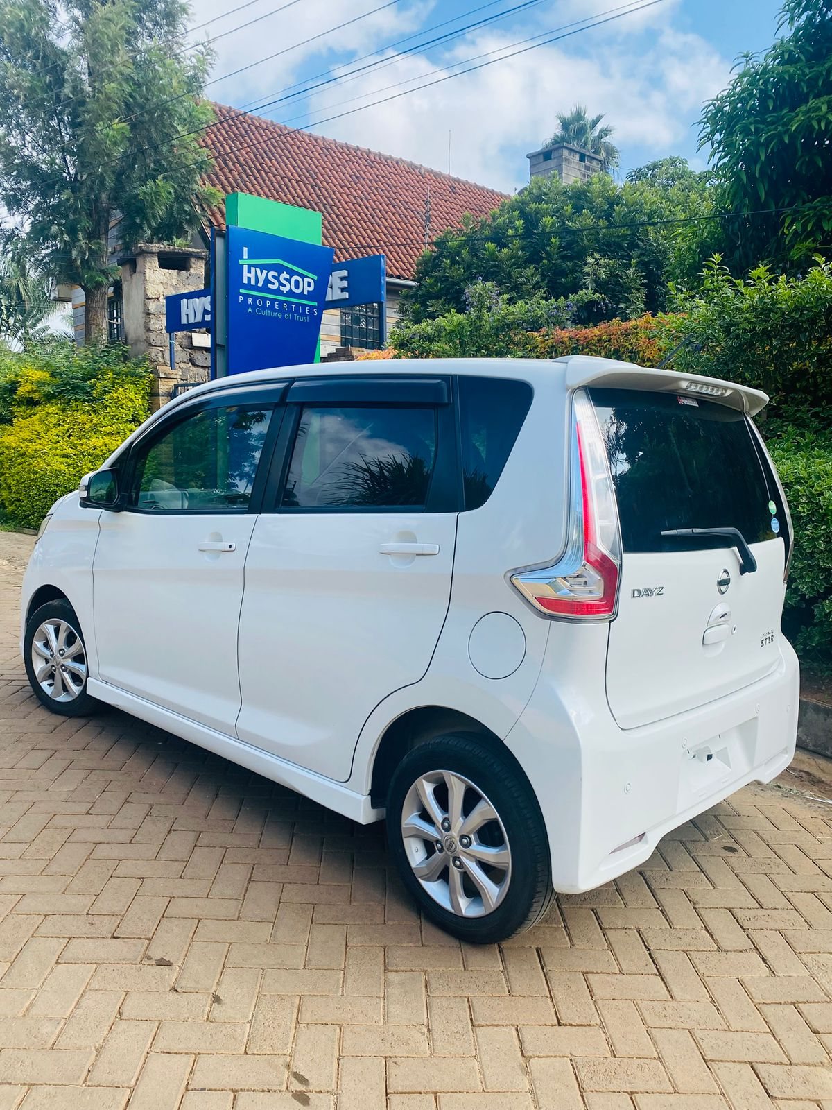 Vehicle photo thumbnail 5