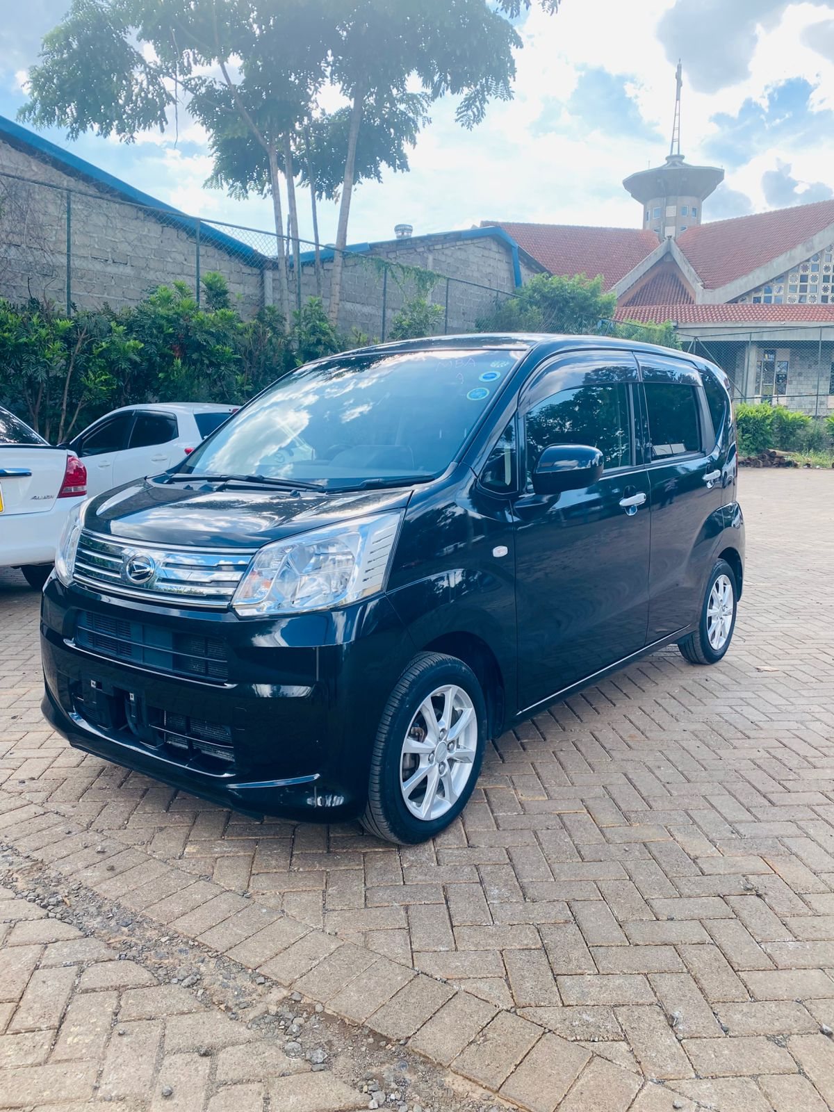 Vehicle photo thumbnail 3