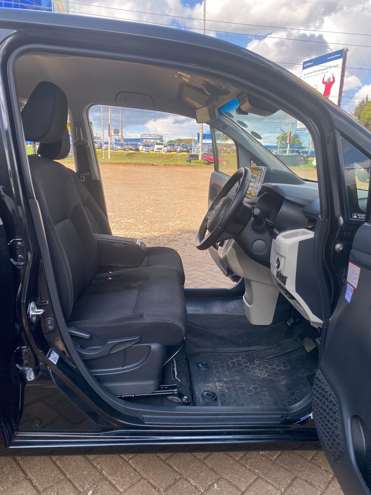 Vehicle photo thumbnail 4