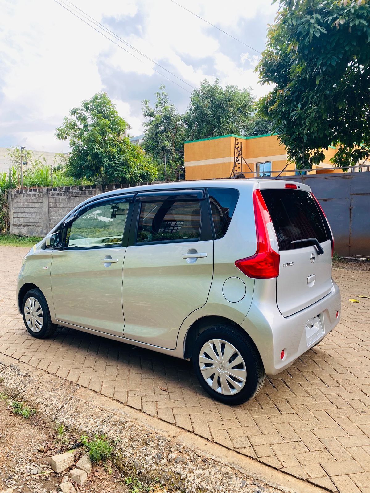 Vehicle photo thumbnail 2