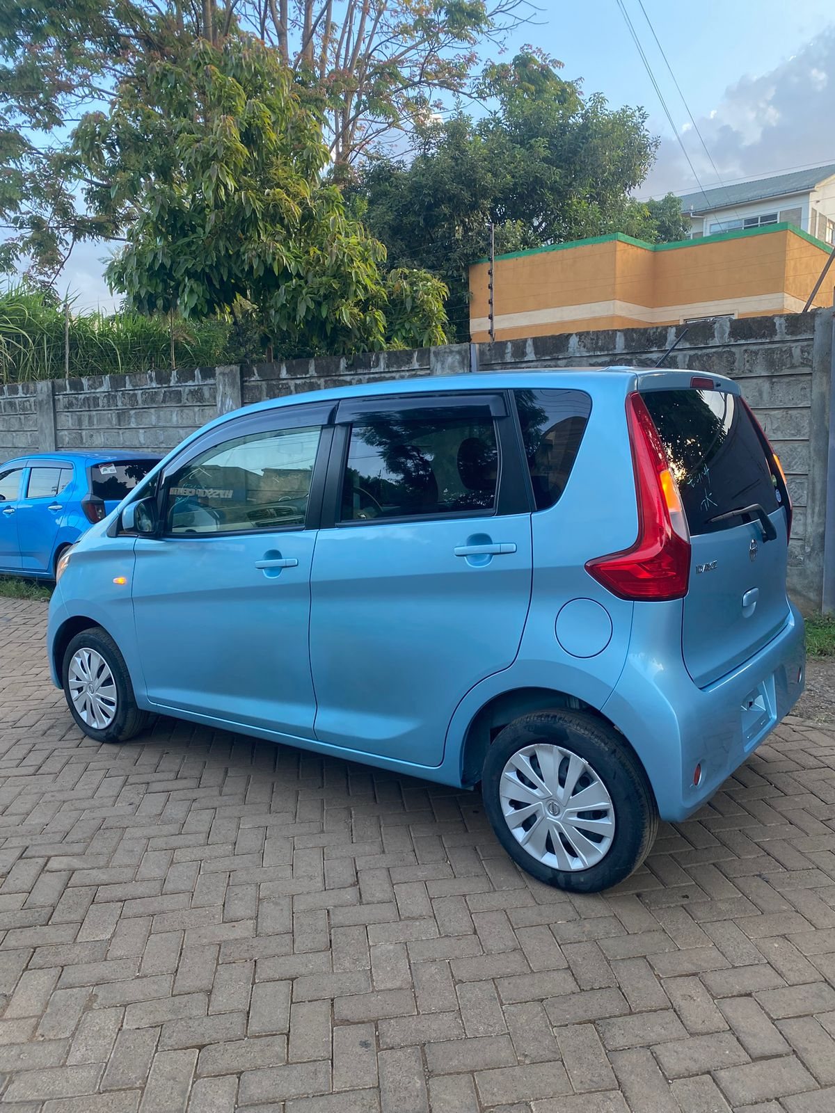 Vehicle photo thumbnail 3