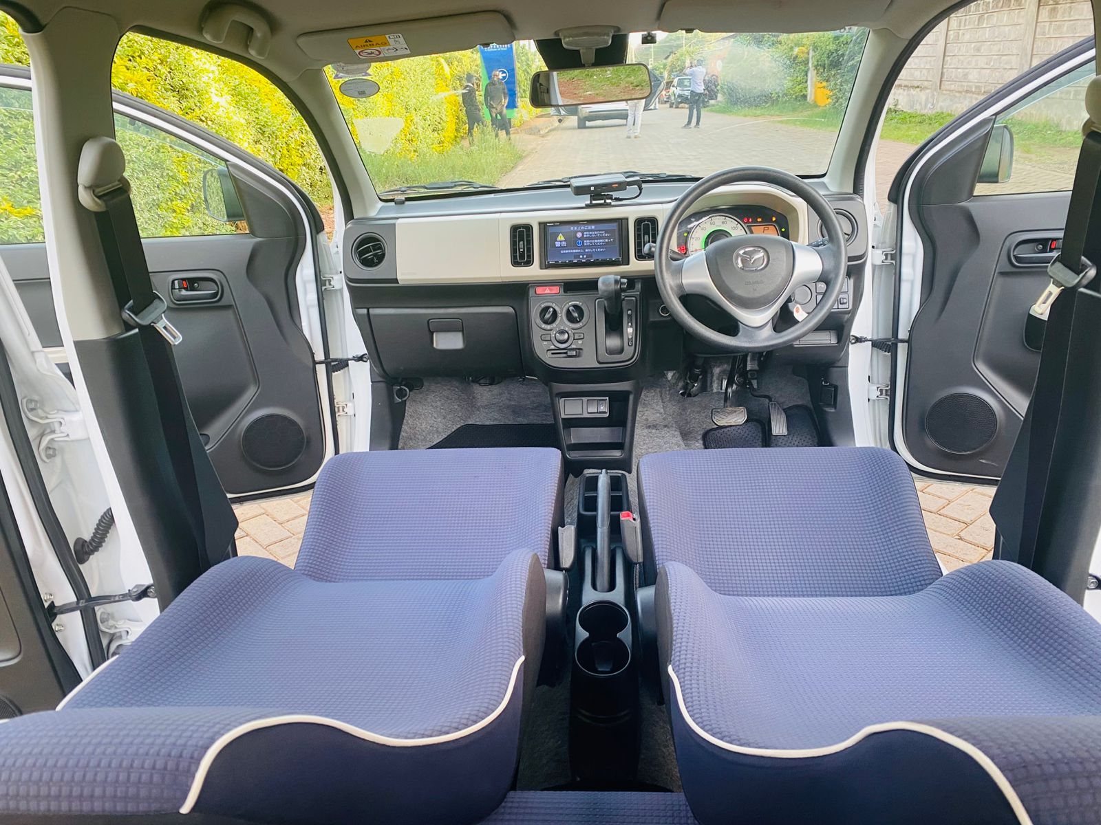 Vehicle photo thumbnail 5