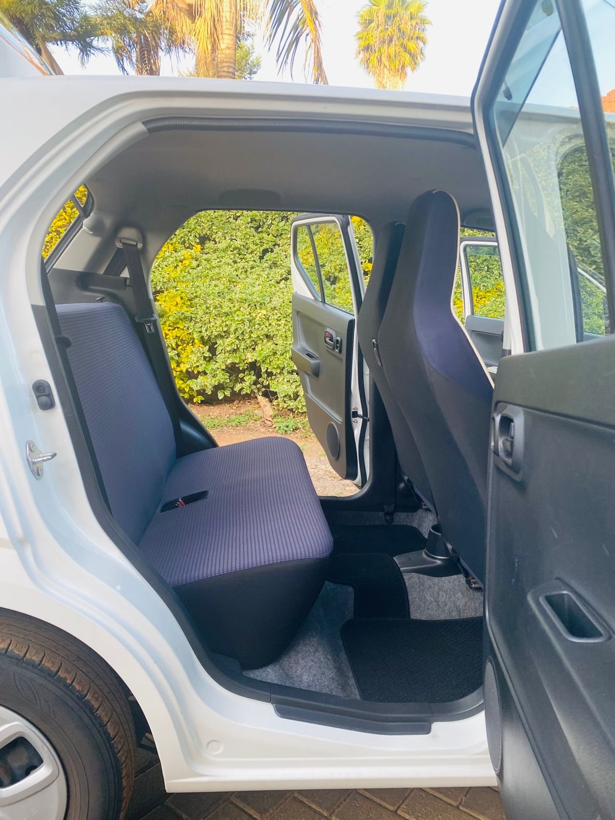 Vehicle photo thumbnail 3