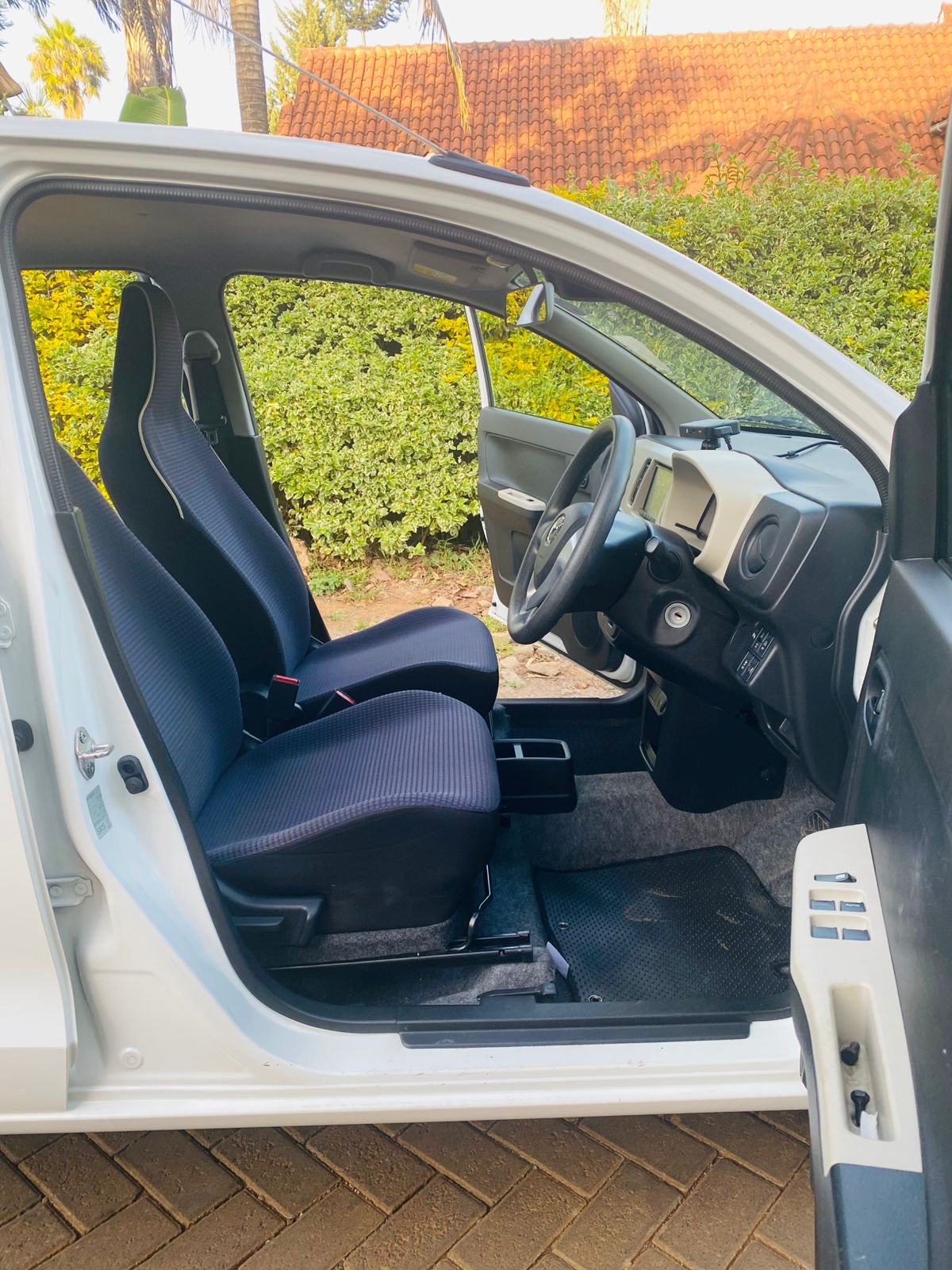 Vehicle photo thumbnail 2